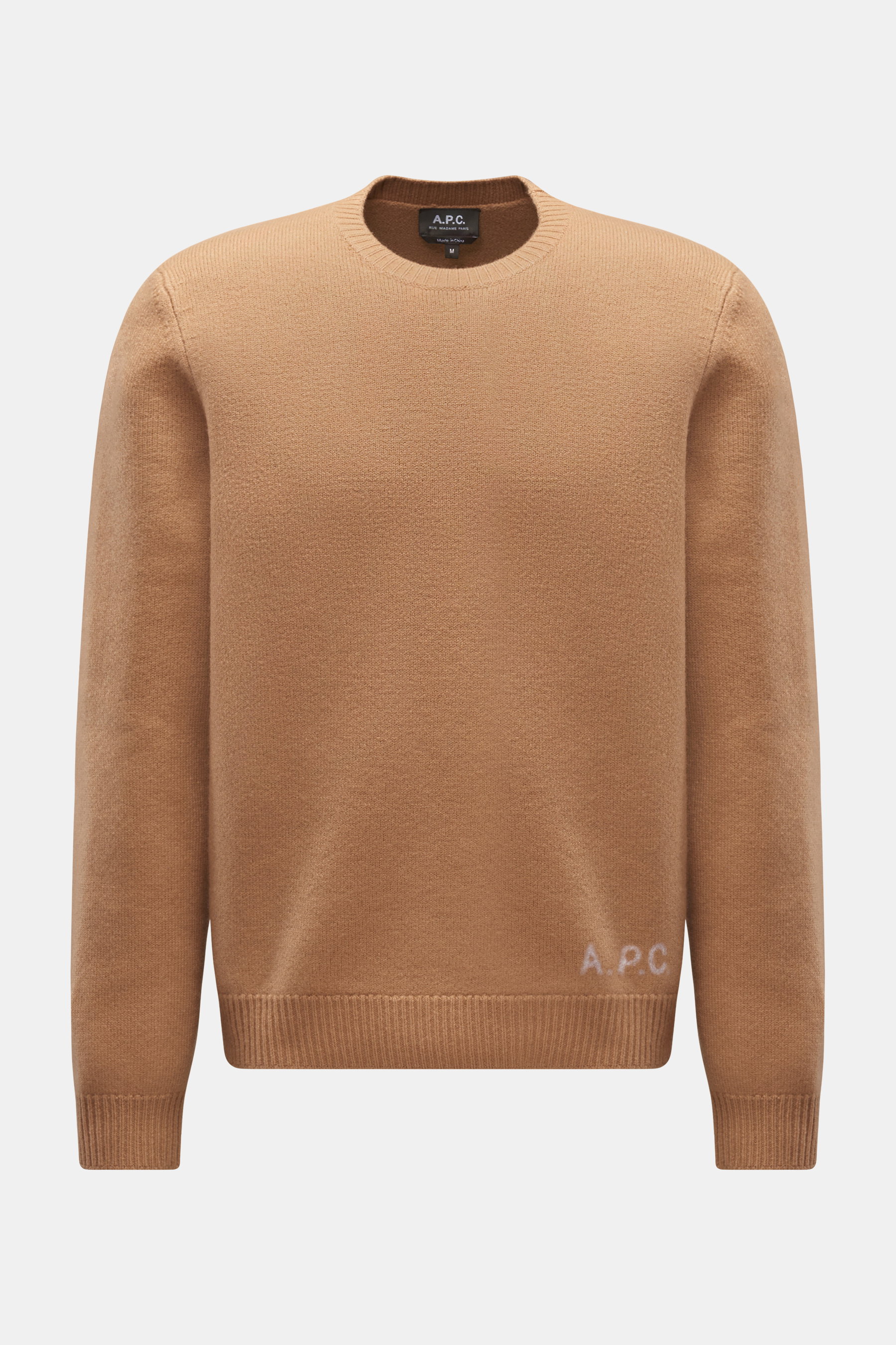 A.P.C. Rundhalspullover 'Edward' camel, frontale Ansicht, reine Wolle, weicher Griff, mittelfeines Strickbild, Slim Fit, flexible Rippbündchen, dezentes Logo vorne