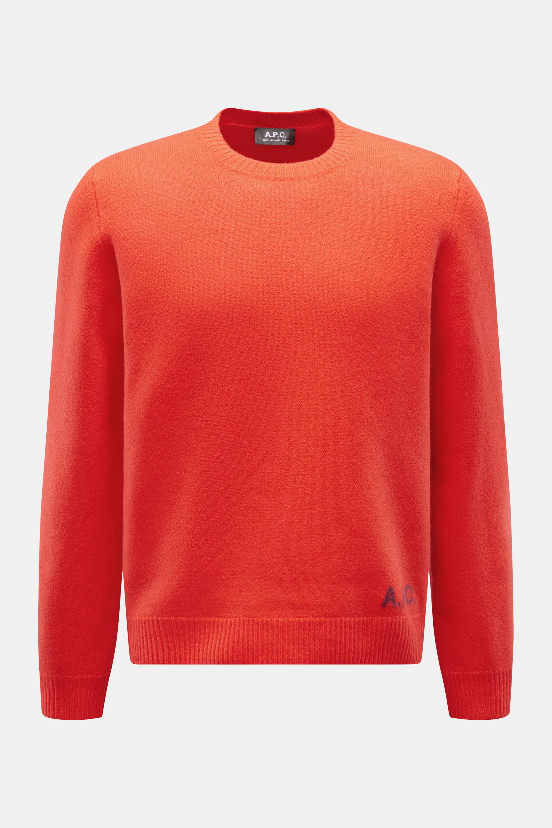 A.P.C. Rundhalspullover 'Edward' hellrot, frontale Ansicht, reine Schurwolle, gewalkte Qualität, weicher Griff, mittelfeines Strickbild, Slim Fit, flexible Rippbündchen, Logo vorne.