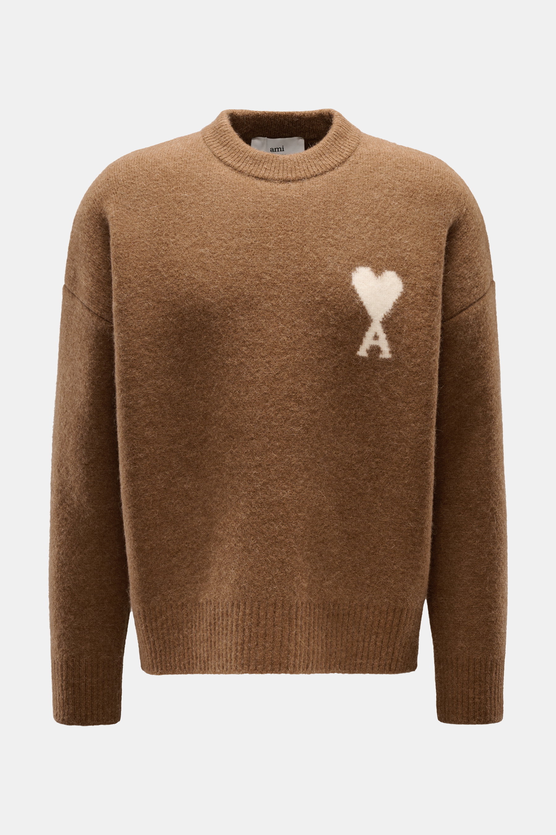 Ami Paris Rundhalspullover hellbraun frontal fotografiert, legerer Luxus aus Alpaka-Woll-Mischung mit großem Herz-Logo, rundem Halsausschnitt, breiten Rippbündchen, oversized Fit, weicher Griff.