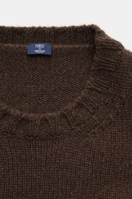 Fedeli Cashmere Rundhalspullover 'Argentina' dunkelbraun, Nahaufnahme von oben, reiner Cashmere, weicher Griff, mittelgrobes Strickbild, Regular Fit, Rundhalsausschnitt, flexible Rippbündchen.