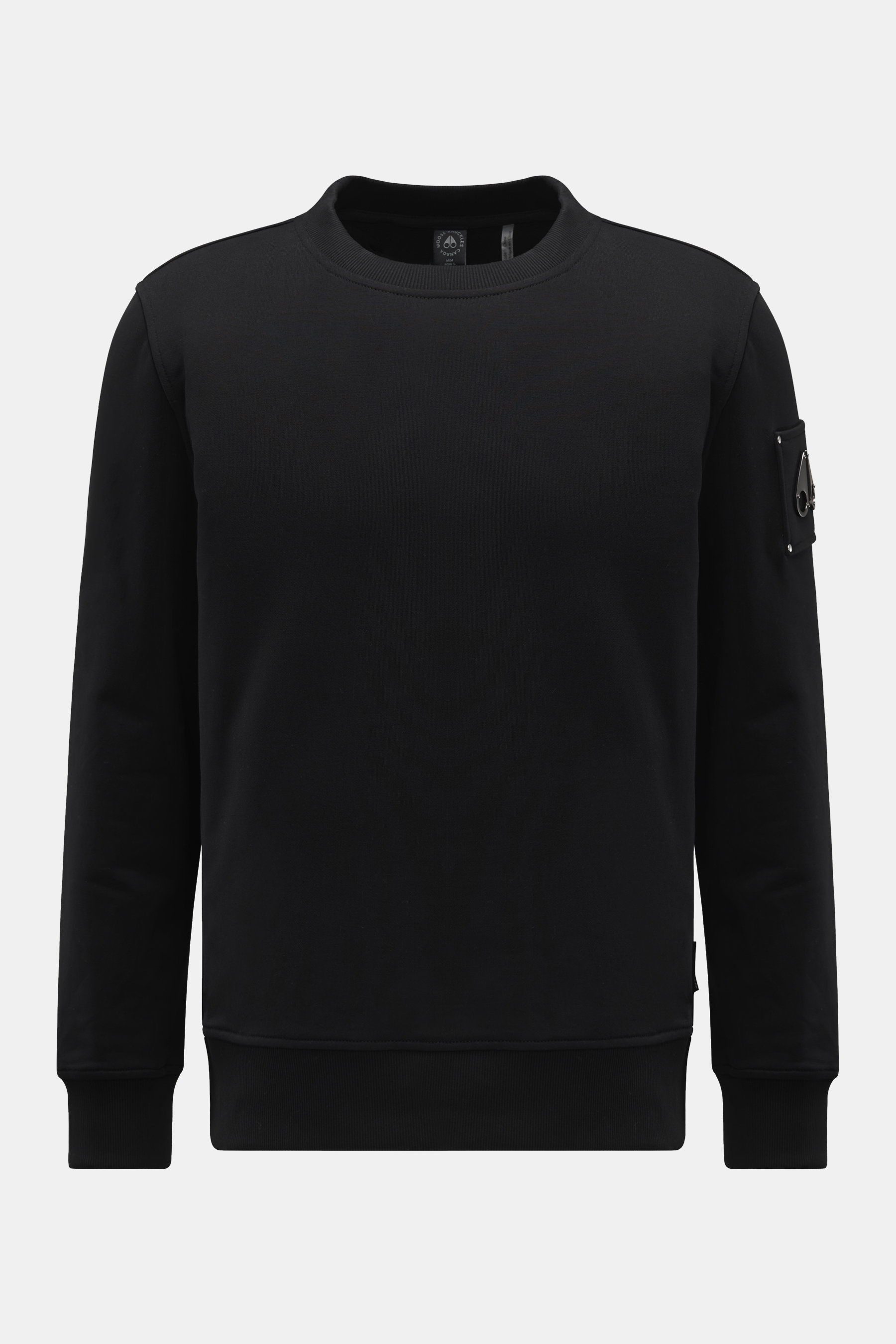 Moose Knuckles Sweatshirt 'Hartsfield Crew' schwarz, frontal fotografiert, aus reiner Baumwolle mit Metall-Logo-Patch am Oberarm, Rundhals, Rippbündchen.