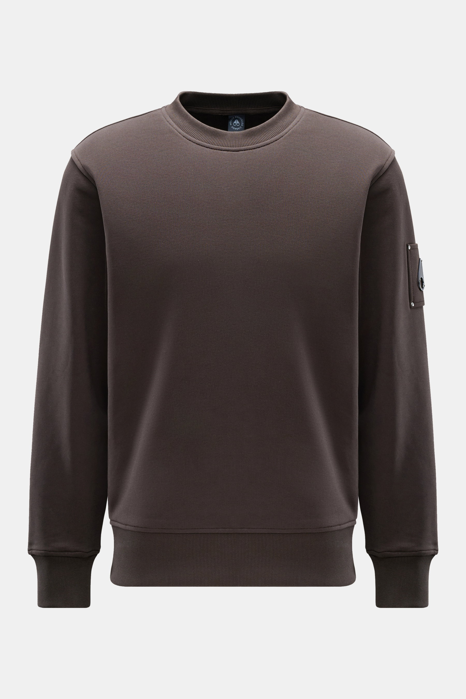 Moose Knuckles Sweatshirt 'Hartsfield Crew' graubraun, aus reiner Baumwolle mit Metall-Logo-Patch am Oberarm, Rundhals, Regular Fit, frontal fotografiert.