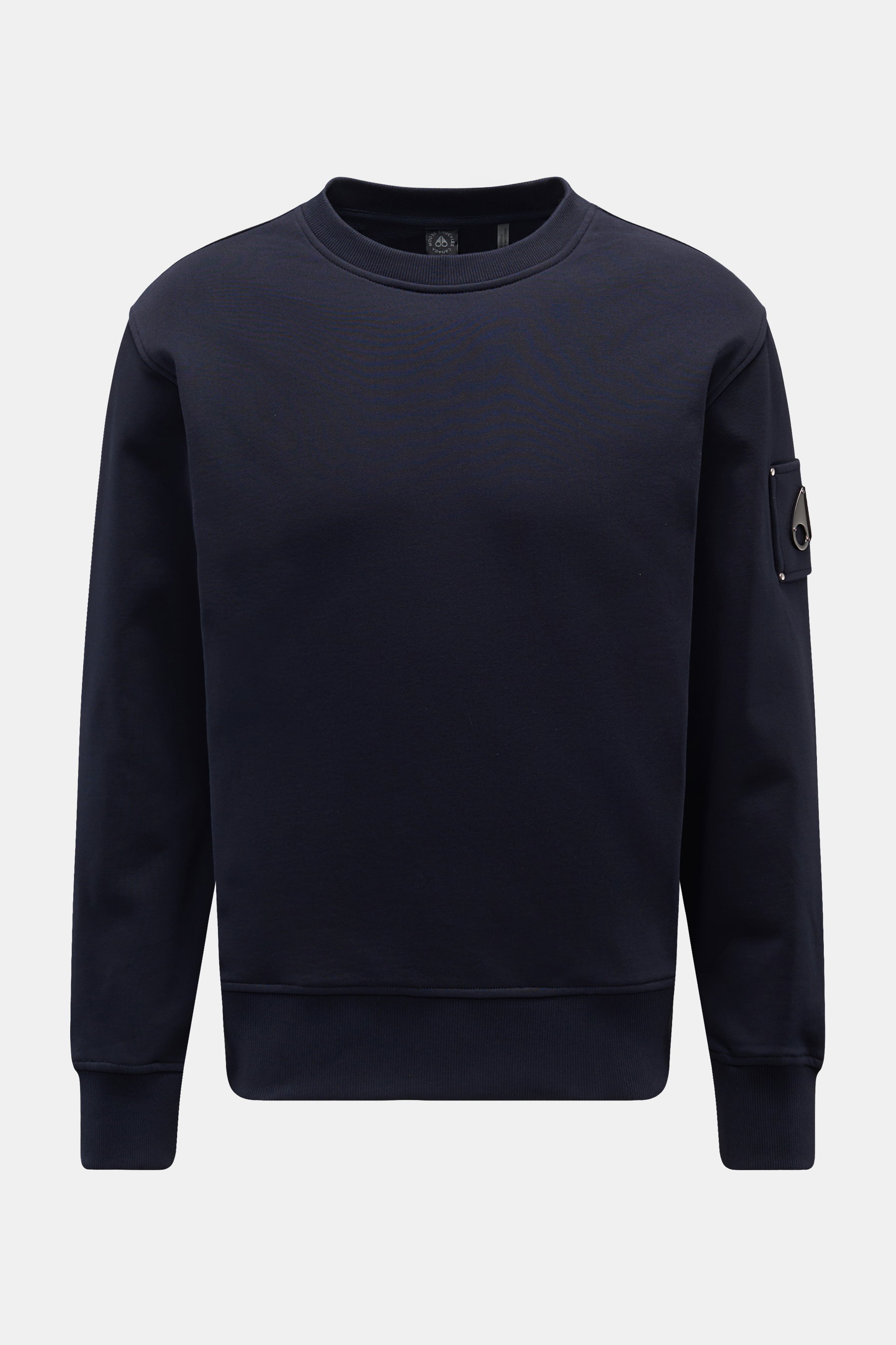Moose Knuckles Sweatshirt 'Hartsfield Crew' navy, frontal fotografiert, aus reiner Baumwolle, Regular Fit, Rundhalsausschnitt, metallisches Logo-Patch am Oberarm, flexible Rippbündchen, Weblabel am Saum.
