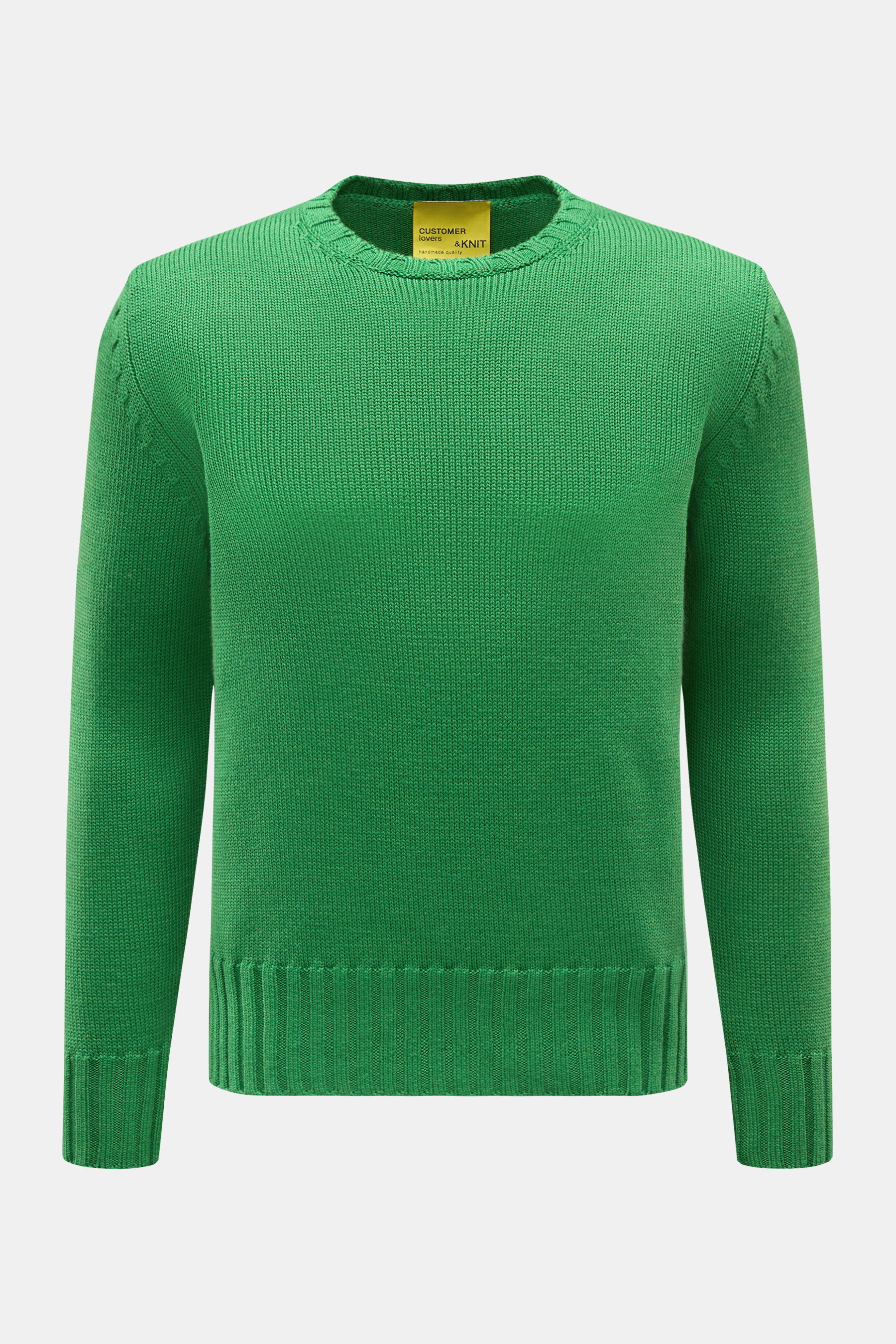 B.F. Knitwear Merino Rundhalspullover grün, frontal fotografiert, aus reiner Merinowolle, weicher Griff, mittelgrobes Strickbild, Slim Fit, Rundhalsausschnitt, breite Rippstrick-Bündchen.