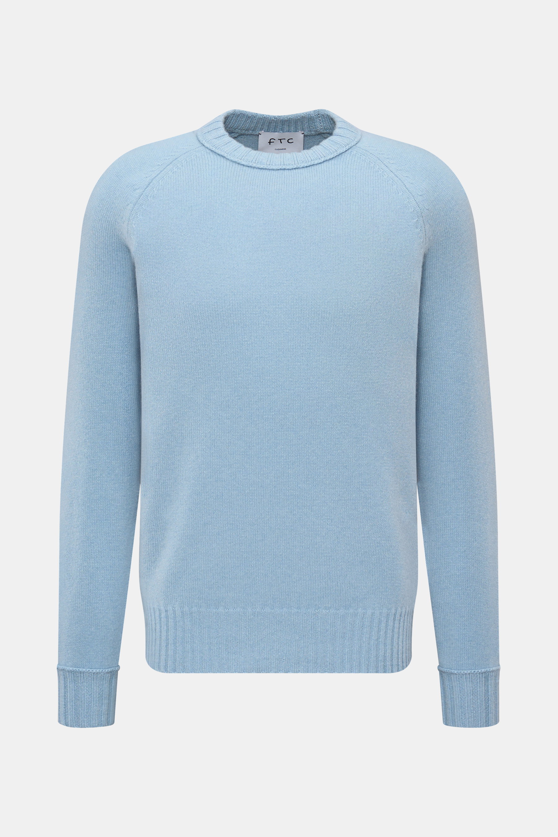 FTC Cashmere Rundhalspullover hellblau, von vorne fotografiert, Slim Fit mit Raglanärmeln, reiner Fair-Trade-Cashmere, OEKO-TEX® zertifiziert, sehr weicher Griff, mittelfeines Strickbild, Rundhalsausschnitt, komfortable Rippbündchen.