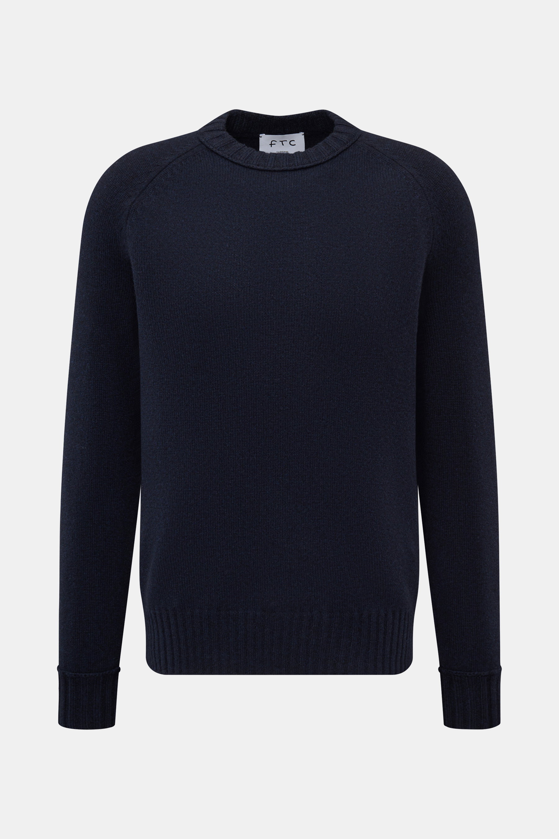 Frontale Nahaufnahme des FTC Cashmere Rundhalspullover navy mit Rundhalsausschnitt, Raglanärmeln, Slim Fit, mittelfeinem Strickbild, reiner Fair-Trade-Cashmere, OEKO-TEX® zertifiziert, sehr weichem Griff und komfortablen Rippbündchen.