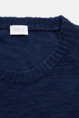 Close-up front view of the navy blue crew neck collar of the 04651/ A trip in a bag Crew neck jumper navy, showing fine knit texture and label. <p>Ideal for warmer days: This crew neck jumper, made from pure cotton by 04651/ A TRIP IN A BAG, is the perfec