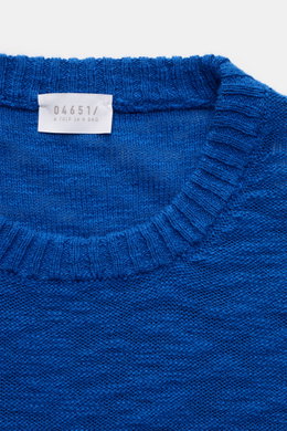 Close-up top-down view of the 04651/ A trip in a bag Crew neck jumper blue, showing the ribbed crew neck and label.

<p>Ideal for warmer days: This crew neck jumper, made from pure cotton by 04651/ A TRIP IN A BAG, is the perfect staple for the spring sea