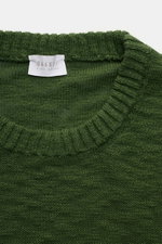 Close-up top view of 04651/ A trip in a bag Crew neck jumper dark green showing fine knit cotton crew neck with stretchy knit bands.

<p>Ideal for warmer days: This crew neck jumper, made from pure cotton by 04651/ A TRIP IN A BAG, is the perfect staple f