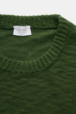 Close-up top view of 04651/ A trip in a bag Crew neck jumper dark green showing fine knit cotton crew neck with stretchy knit bands.

<p>Ideal for warmer days: This crew neck jumper, made from pure cotton by 04651/ A TRIP IN A BAG, is the perfect staple f