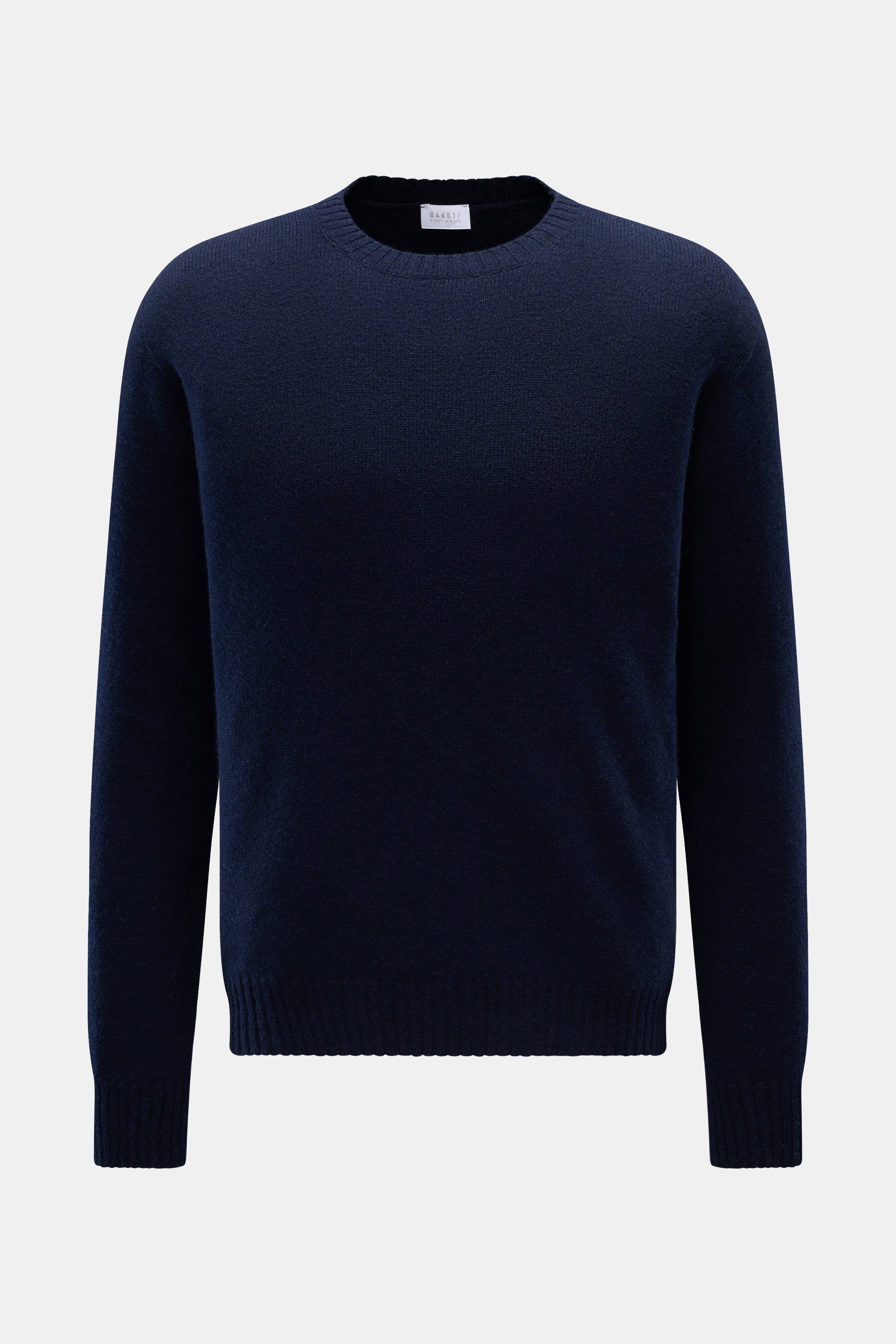 Frontale Nahaufnahme des navyfarbenen 04651/ A trip in a bag Cashmere Rundhalspullover 'Extreme Cashmere Crew' aus reinem, feinem Cashmere mit Rundhalsausschnitt, Regular Fit und flexiblen Rippbündchen.