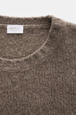 04651/ A trip in a bag Rundhalspullover 'Grainy Crew' taupe, Nahaufnahme von oben, Bouclé-Struktur, weicher Woll-Microfaser-Mix, Slim Fit, Rundhalsausschnitt, flexible Rippbündchen.