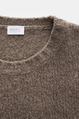 04651/ A trip in a bag Rundhalspullover 'Grainy Crew' taupe, Nahaufnahme von oben, Bouclé-Struktur, weicher Woll-Microfaser-Mix, Slim Fit, Rundhalsausschnitt, flexible Rippbündchen.