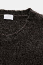 Graubrauner 04651/ A trip in a bag Rundhalspullover 'Grainy Crew' in Bouclé-Struktur, weicher Griff, Slim Fit, Rundhalsausschnitt, Nahaufnahme von oben.