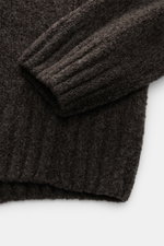 04651/ A trip in a bag Rundhalspullover 'Grainy Crew' graubraun, Detailaufnahme von Ärmel und Bund, weiche Bouclé-Struktur, Slim Fit, Rippbündchen.