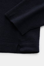 04651/ A trip in a bag Rundhalspullover 'Ultimate' dark navy, Detailaufnahme von Ärmel und Saum aus weicher, reiner Wolle, Regular Fit.
