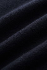 Nahaufnahme der weichen, feinen Strickstruktur des 04651/ A trip in a bag Rundhalspullover 'Ultimate' dark navy aus reiner Wolle.