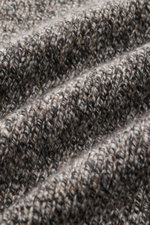 04651/ A trip in a bag Rundhalspullover 'Micromouline Crew' graubraun meliert, Detailaufnahme des mittelfeinen Strickbilds aus 100% Cashmere.