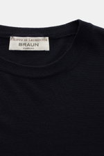 Close-up front view of Filippo de Laurentiis Merino fine knit crew neck jumper dark navy showing the crew neck and label.

<p>A classic: This fine knit jumper by FILIPPO DE LAURENTIIS is luxuriously lightweight in pure Super 120's merino wool. The fine kn