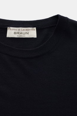 Close-up front view of Filippo de Laurentiis Merino fine knit crew neck jumper dark navy showing the crew neck and label.

<p>A classic: This fine knit jumper by FILIPPO DE LAURENTIIS is luxuriously lightweight in pure Super 120's merino wool. The fine kn