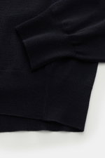 Close-up of the cuff and hem of the Filippo de Laurentiis Merino fine knit crew neck jumper dark navy, showing its very fine knit and flexible ribbed bands from a top-down perspective.

<p>A classic: This fine knit jumper by FILIPPO DE LAURENTIIS is luxur