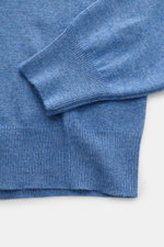 Gran Sasso Rundhalspullover graublau, Nahaufnahme von Ärmel und Bund, feines Strickbild, Materialmix aus Schurwolle, Cashmere, Viskose, Regular Fit, Rundhalsausschnitt, Rippbündchen.