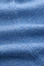 Gran Sasso Rundhalspullover graublau in Nahaufnahme, zeigt feines Strickbild, weichen Griff und Materialmix aus Schurwolle, Cashmere, Viskose.