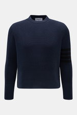Thom Browne Rundhalspullover graublau, frontale Ansicht, Slim Fit, reine Baumwolle, weicher Griff, mittelgrobes Strickbild, Rundhalsausschnitt, Seitenschlitze mit Knöpfen, tonale Streifen am Ärmel.