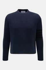 Thom Browne Rundhalspullover graublau, frontale Ansicht, Slim Fit, reine Baumwolle, weicher Griff, mittelgrobes Strickbild, Rundhalsausschnitt, Seitenschlitze mit Knöpfen, tonale Streifen am Ärmel.