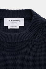 Thom Browne Rundhalspullover graublau, Detailaufnahme von oben, reine Baumwolle, weicher Griff, mittelgrobes Strickbild, Slim Fit, Rundhalsausschnitt.
