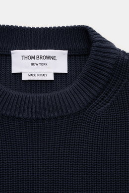 Thom Browne Rundhalspullover graublau, Detailaufnahme von oben, reine Baumwolle, weicher Griff, mittelgrobes Strickbild, Slim Fit, Rundhalsausschnitt.