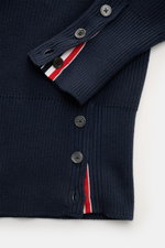 Thom Browne Rundhalspullover graublau, Detailansicht seitlich mit Knöpfen an Ärmelabschluss und Seitenschlitzen, mittelgrobes Strickbild, Baumwolle