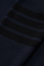 Thom Browne Rundhalspullover graublau in Slim Fit, aus reiner Baumwolle mit mittlerem Strickbild, Knopfärmelabschlüssen, seitlicher Detailperspektive.