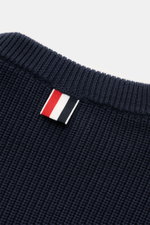 Thom Browne Rundhalspullover graublau, Detailansicht von oben, reine Baumwolle, weicher Griff, mittelgrobes Strickbild, Slim Fit, Rundhalsausschnitt, Seitenschlitze, Ärmelabschlüsse mit Knöpfen, tonale Streifen am Ärmel.