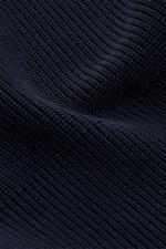 Nahaufnahme des Thom Browne Rundhalspullover graublau in Slim Fit aus reiner Baumwolle mit weichem Griff und mittelgrobem Strickbild.