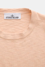 Stone Island Rundhalspullover apricot aus Baumwoll-Microfaser-Mix, Slim Fit, feines Strickbild, rollierte Saumkanten, Kompass-Badge, von oben fotografiert.
