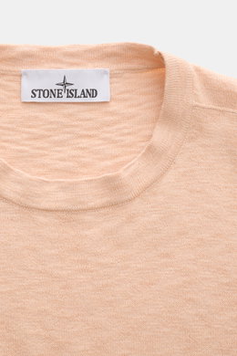 Stone Island Rundhalspullover apricot aus Baumwoll-Microfaser-Mix, Slim Fit, feines Strickbild, rollierte Saumkanten, Kompass-Badge, von oben fotografiert.