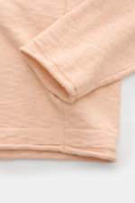 Stone Island Rundhalspullover apricot in Nahaufnahme von unten rechts, feine Details wie rollierter Saum, gezielte Nähte, weicher Baumwoll-Microfaser-Mix.