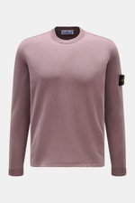 Stone Island Rundhalspullover flieder, Slim Fit, aus reiner Baumwolle, feines Strickbild, rollierte Saumkanten, Rundhalsausschnitt, Kompass-Badge, Frontansicht.