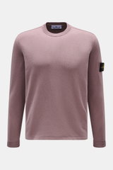 Stone Island Rundhalspullover flieder, Slim Fit, aus reiner Baumwolle, feines Strickbild, rollierte Saumkanten, Rundhalsausschnitt, Kompass-Badge, Frontansicht.