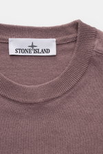 Stone Island Rundhalspullover flieder in Slim Fit, aus reiner Baumwolle mit rolliertem Saum, Rundhalsausschnitt, feinem Strickbild, Kompass-Badge, Nahaufnahme von oben.