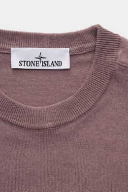 Stone Island Rundhalspullover flieder in Slim Fit, aus reiner Baumwolle mit rolliertem Saum, Rundhalsausschnitt, feinem Strickbild, Kompass-Badge, Nahaufnahme von oben.