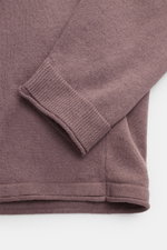 Stone Island Rundhalspullover flieder im Slim Fit, Detailaufnahme von Ärmel und rolliertem Saum, feiner Baumwollstrick, Kompass-Badge nicht sichtbar.