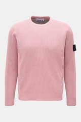 Front view of Stone Island Rundhalspullover rosé, a slim fit, rib-knit crewneck sweater in a cotton-microfiber mix with loop yarn texture and compass badge on the upper arm. Modern und innovativ: Der sportive Rundhalspullover von STONE ISLAND wurde im Rip
