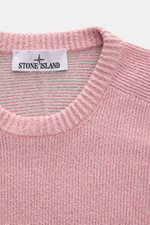 Close-up front view of Stone Island Rundhalspullover rosé in ribbed loop-knit cotton and microfiber blend with slim fit and round neckline, showing texture and label.

Description: <p>Modern und innovativ: Der sportive Rundhalspullover von STONE ISLAND wu