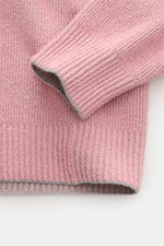 Close-up front view of the Stone Island Rundhalspullover rosé in ribbed knit loop yarn, showing the soft pink and gray mix, slim fit, and comfortable ribbed cuffs. Modern und innovativ: Der sportive Rundhalspullover von STONE ISLAND wurde im Rippstrick au