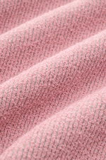 Close-up front view of the Stone Island Rundhalspullover rosé showing its ribbed loop yarn texture and soft, sturdy cotton-microfiber blend. Modern und innovativ: Der sportive Rundhalspullover von STONE ISLAND wurde im Rippstrick aus kernigem Loop-Garn ge