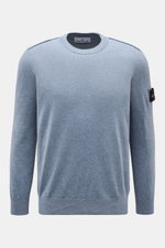 Stone Island Rundhalspullover rauchblau, aus reiner Wolle, weicher Griff, feines Strickbild, Regular Fit, Rundhalsausschnitt, seitlich tonales Kompass-Badge, elastische Rippbündchen, frontale Perspektive.