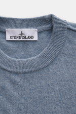 Stone Island Rundhalspullover rauchblau aus reiner Wolle, weicher Griff, feines Strickbild, Regular Fit, Rundhals, elastische Rippbündchen, Detailansicht von oben.
