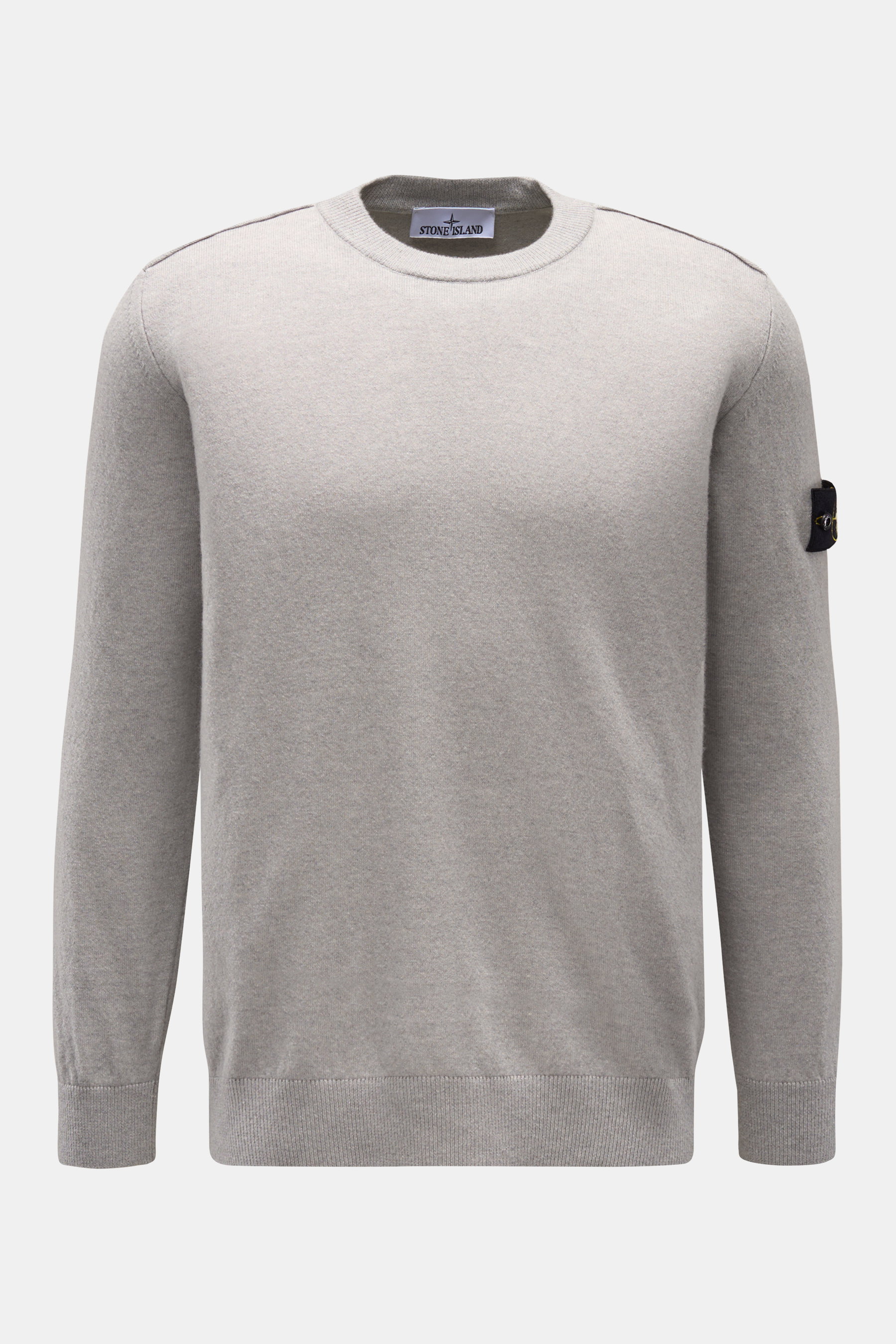 Stone Island Rundhalspullover grau, frontale Nahaufnahme, aus reiner Wolle mit Rundhalsausschnitt, Regular Fit, weichem Griff und tonalem Kompass-Badge am Oberarm.